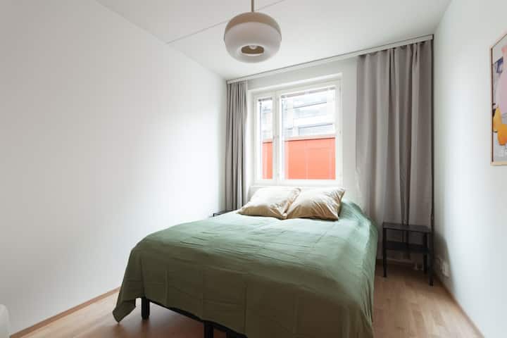 ห้องนอนที่ 1 มีเตียงคู่กว้าง 160 ซม. ม่านทึบแสง และตู้เสื้อผ้าแบบวอล์คอิน