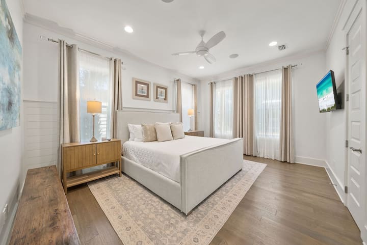 El dormitorio #1 cuenta con una cama tamaño king, televisión inteligente y baño privado.