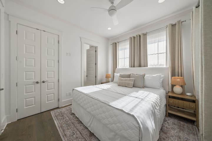 El dormitorio #5 cuenta con una cama tamaño king y televisor inteligente.