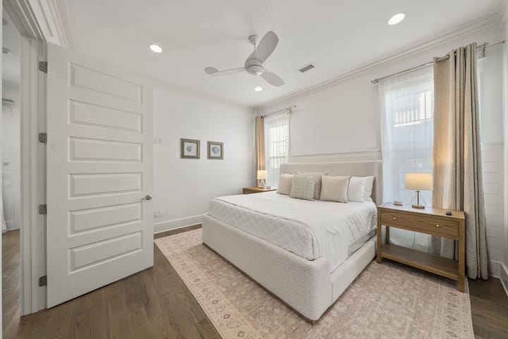 El dormitorio 2 cuenta con una cama tamaño king, televisión inteligente y baño privado.