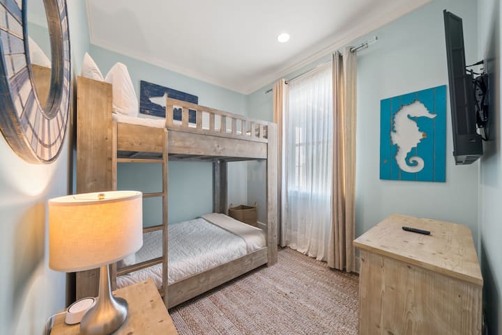 El dormitorio n.º 3 cuenta con una litera completa y un televisor inteligente.