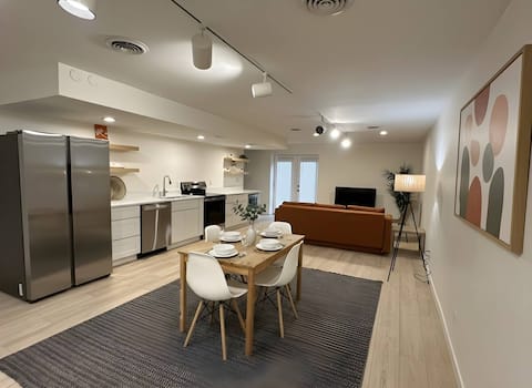 Top Airbnb: Beautiful New Remodel / City Center / Free Parking in West End