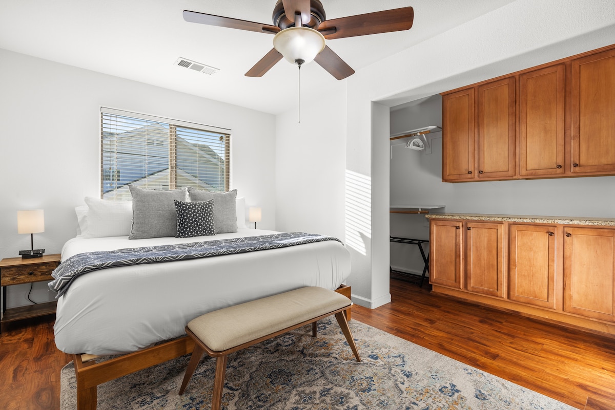 主卧设有加大双人床、衣柜和电视。