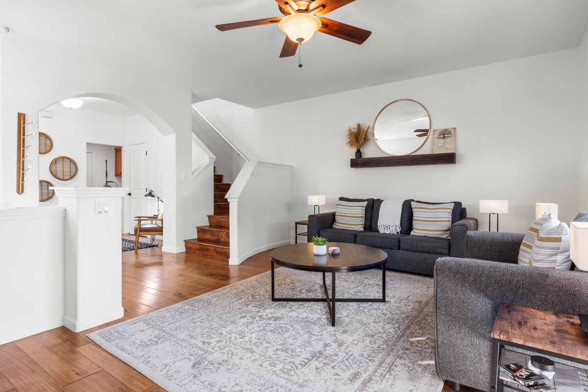 明亮、通风的客厅，适合放松的聚会。
