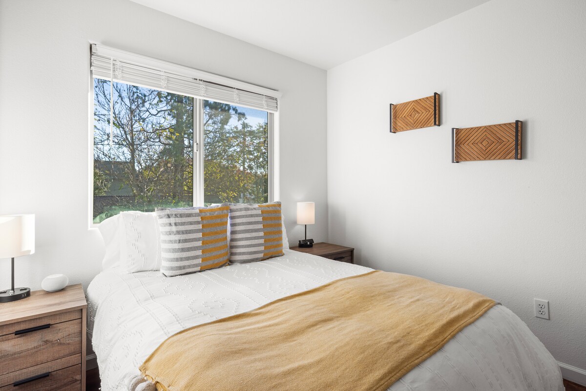 2号卧室配有一张全尺寸床、一个衣橱和一台电视。