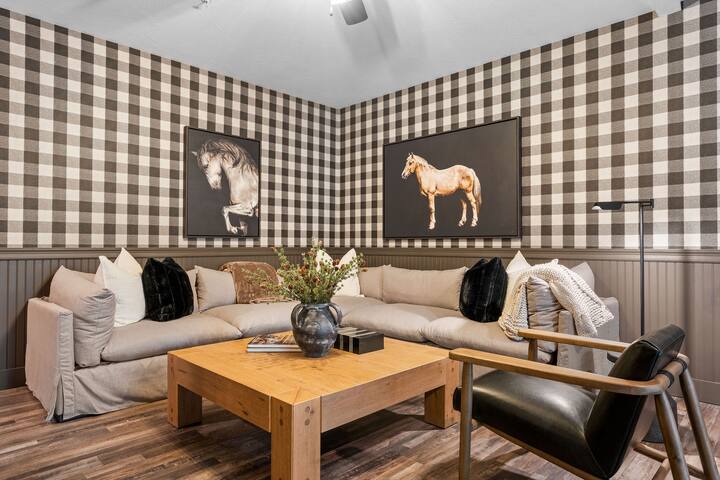 Mustang Mist Cabin | Hot Tub, Arcade & Game Room - Houses for Rent