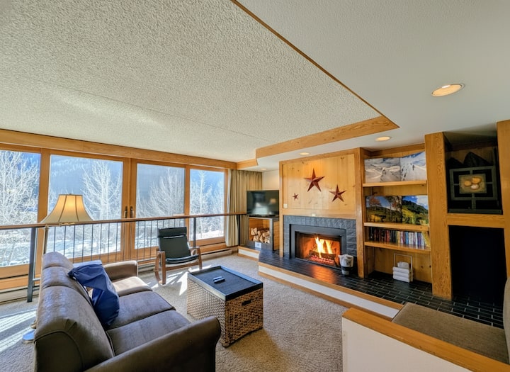 منطقة معيشة جذابة مع إطلالات ومدفأة ومناطق جلوس متعددة