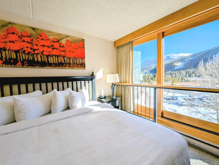 استيقظ على مناظر جبلية خلابة من سريرك المريح