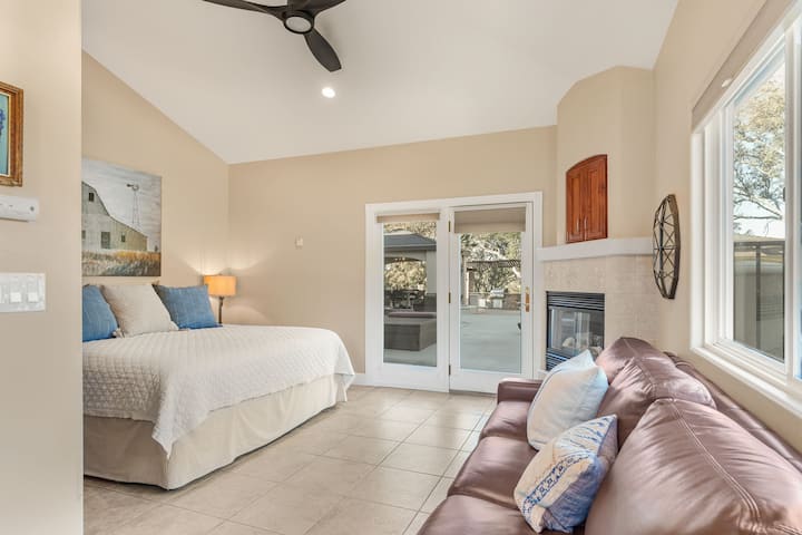 Студио спална соба со приватен камин.