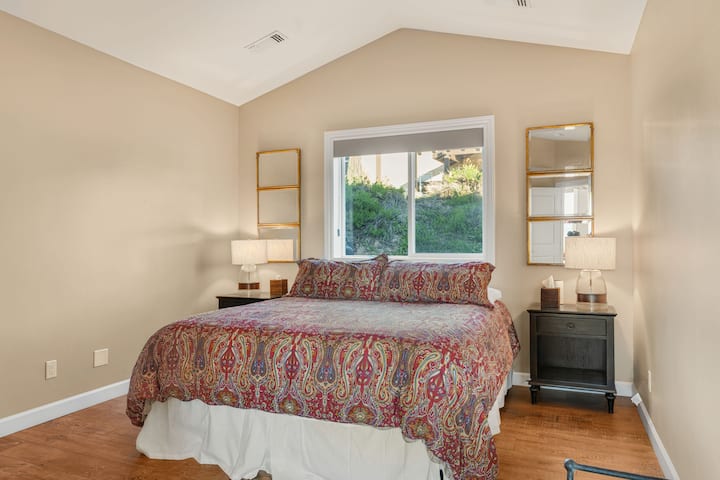 Мирна гостинска соба со симетрични огледала.