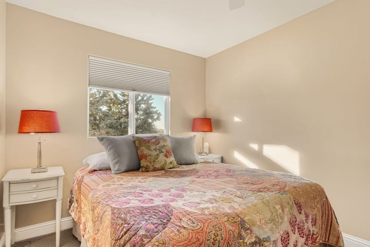 Удобна спална соба со топла, шарена постелнина.