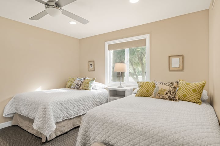 Првата спална соба е долу, главното живеалиште.