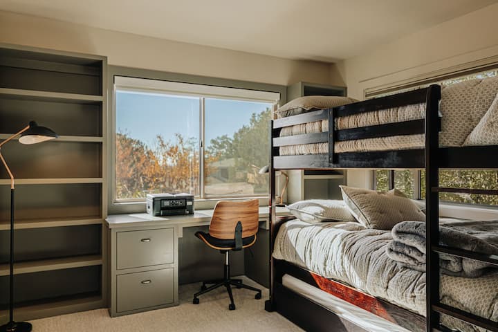 Smjestite se u udobnu sobu s krevetima na kat u koju kroz prozore prodire prirodno svjetlo, a ugrađeni spremišni elementi omogućuju da sve bude organizirano kako bi vaš boravak bio savršen.