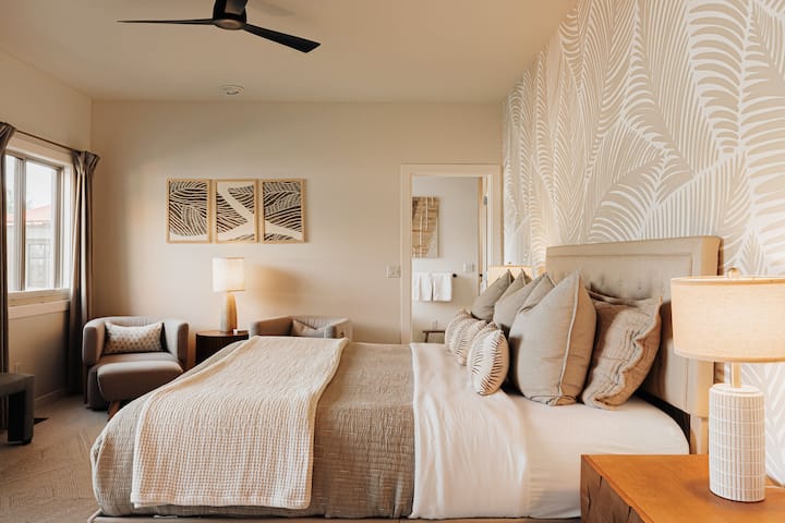 Čeka vas spavaća soba s mekom posteljinom i tropskim detaljima koja je savršeno mjesto za miran san.