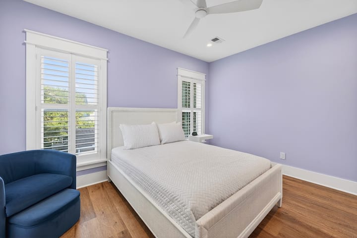غرفة نوم كوين 5 | ساذرن جريس | 6 23rd Ave. | آيل أوف بالمز، كارولاينا الجنوبية | ملاذات آيل أوف بالمز