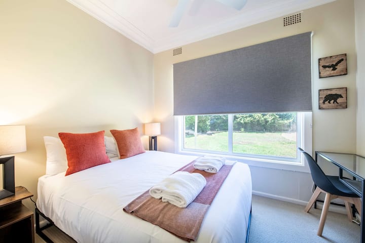 საძინებელი 3: ორსაწოლი + ტელევიზორი