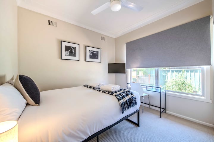 საძინებელი 2: ორსაწოლი + ტელევიზორი