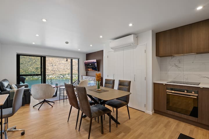 Summit Haven – East | 2br New Build | Spa - 퀸스타운