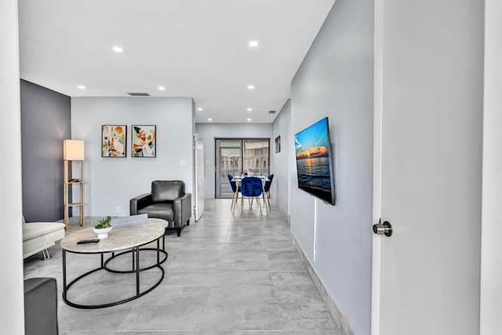2 Bedroom Hollywood Beach And Hard Rock Casino - Hollywood, FL