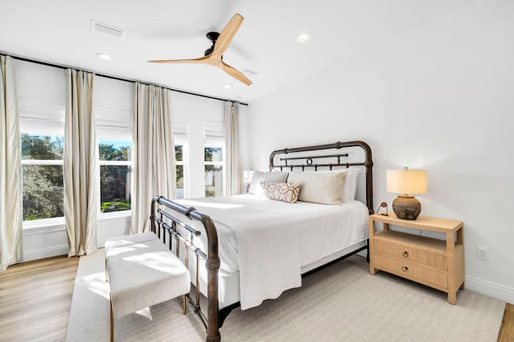 Dormitorul nr. 1 are un pat matrimonial, un televizor inteligent și baie proprie.