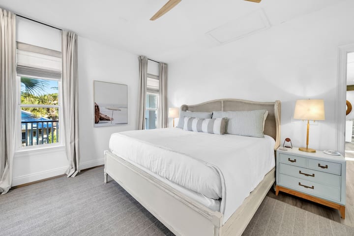 Dormitorul nr. 2 are un pat matrimonial, un televizor inteligent și baie proprie.