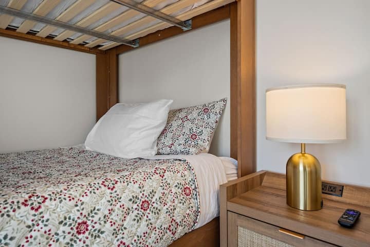 เตียงควีนไซส์สองชั้น (ชั้นบน)