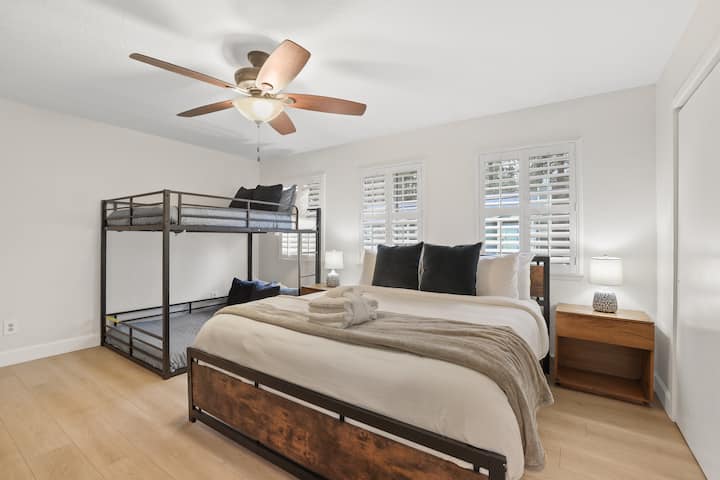 Dhomë gjumi e dytë në katin e sipërm me dollap 