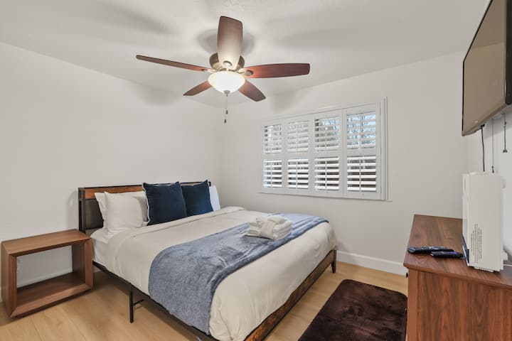 Dhomë gjumi në katin e poshtëm me dollap 