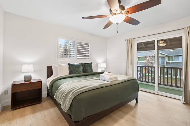 Dhomë gjumi kryesore me ballkon (lart)