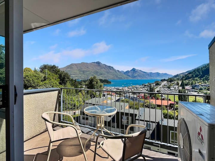 Central Townhouse With Lake Views! - Queenstown, New Zealand