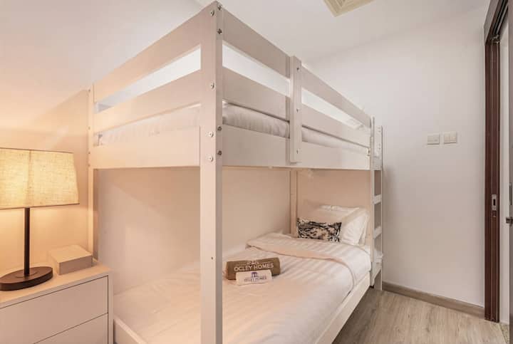 Dormitorio con literas apto para familias con camas resistentes, ideal para niños o invitados adicionales.