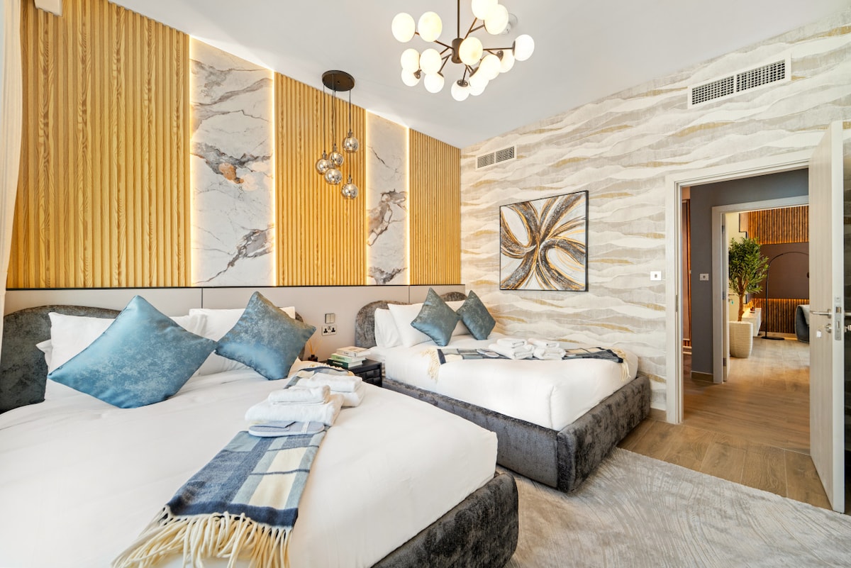 Udobna spavaća soba s udobnim krevetima, svježom posteljinom, jastucima, ručnicima i modernim lusterom ️✨️