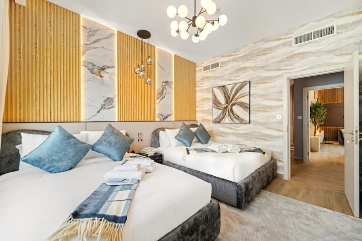 Acogedor dormitorio con camas cómodas, sábanas frescas, ropa de cama, almohadas, toallas y un elegante candelabro ️✨️