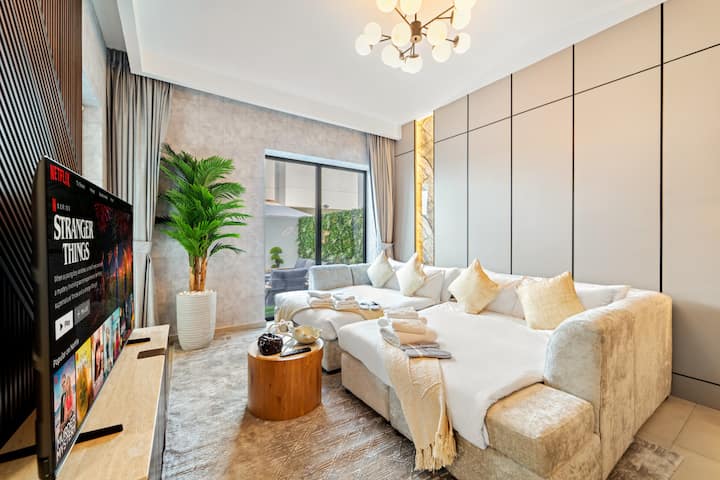 Sala de estar con dos sofás cama, completa con almohadas, ropa de cama y sábanas adicionales.
