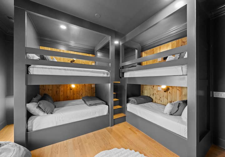 El dormitorio 7 tiene una litera tamaño queen y una litera doble.