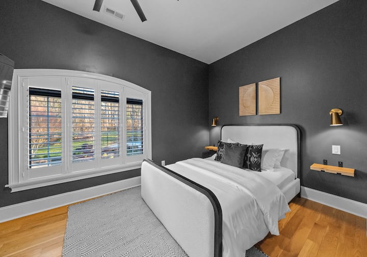 El dormitorio 3 tiene una cama tamaño queen con TV.