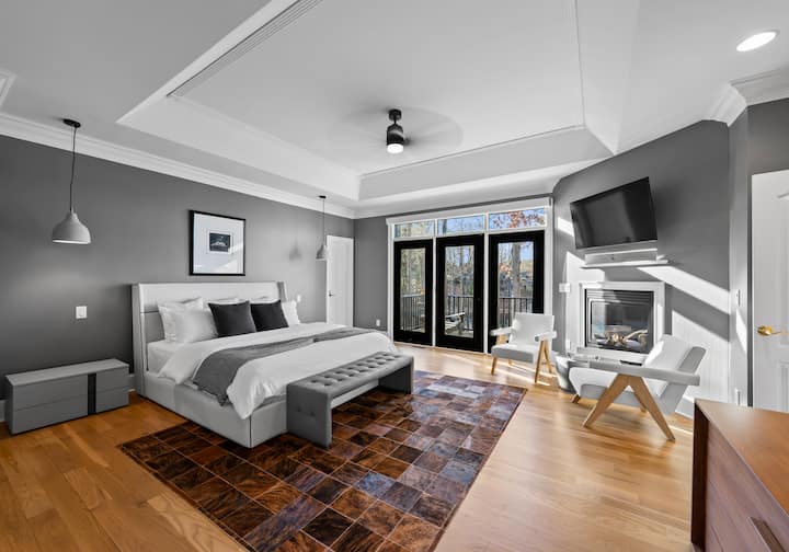 El dormitorio principal cuenta con una cama tamaño king, TV y baño privado.
