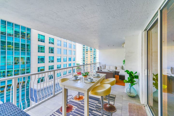Modern Condo W City Views – Free Parking - Miami