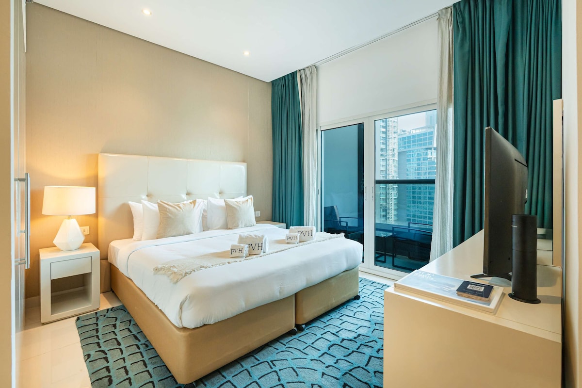 Despierta con impresionantes vistas al canal de Dubái desde tu sereno santuario para dormir. Diseñado para la máxima relajación, el espacio cuenta con una lujosa cama tamaño king vestida con sábanas limpias y amplios armarios empotrados para una estancia perfecta.