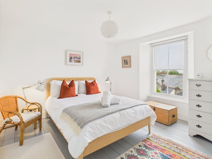 Stylish 3-bd Townhouse | Central Falmouth |Parking - Falmouth