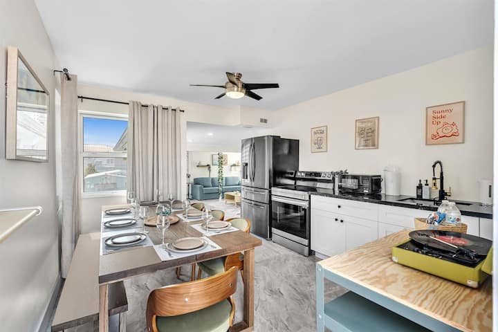 Santorini Blu | Spacious 2br Beachfront Suite - Hollywood, FL