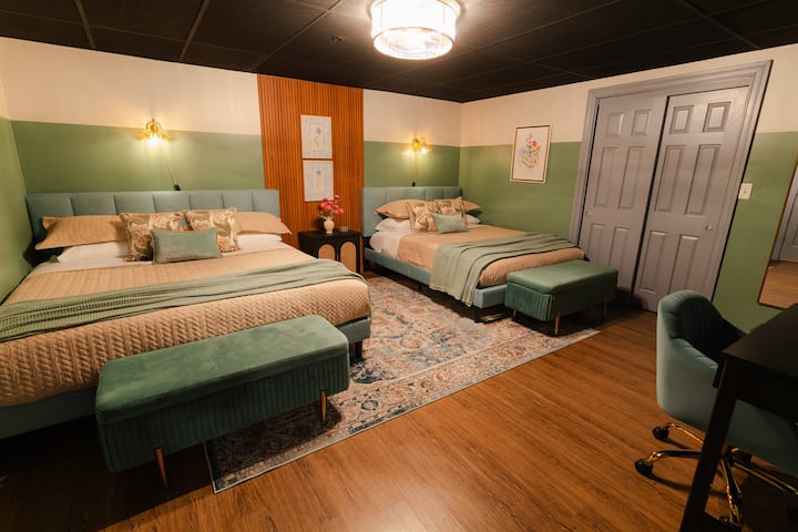 غرفة نوم واسعة بها سريران، مما يمنح مجموعتك مساحة كبيرة للنوم بشكل مريح.