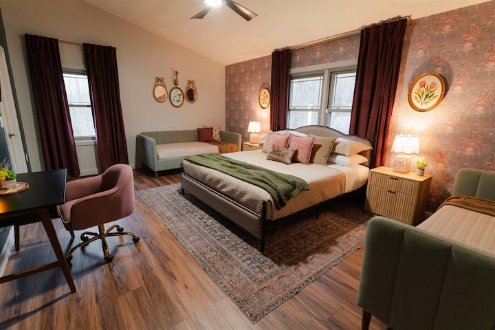 غرفة نوم مريحة بسرير كبير ومساحة نوم إضافية تتسع لمجموعتك بسهولة.