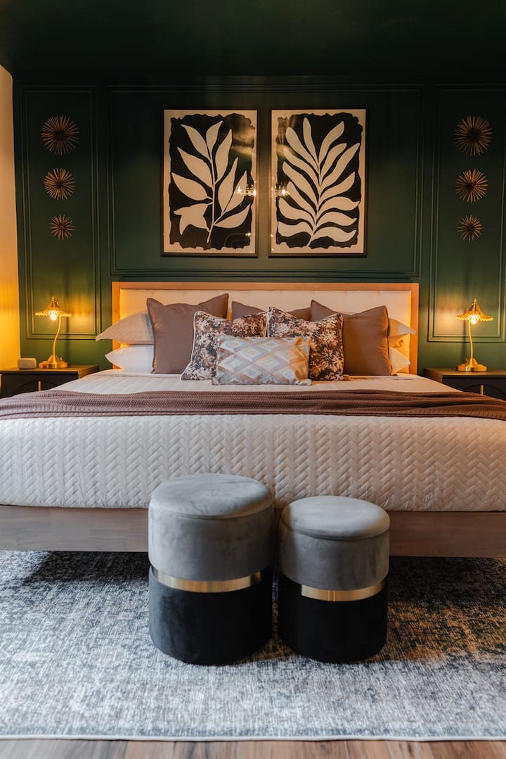 غرفة نوم واسعة بها سرير كينج وتجهيزات مريحة لقضاء ليلة مريحة.