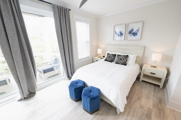 Izba na prvom poschodí s manželskou posteľou a vlastnou kúpeľňou