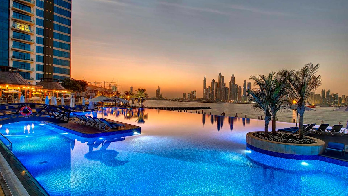 4BR Palm Penthouse: Private Pool & Beach Access