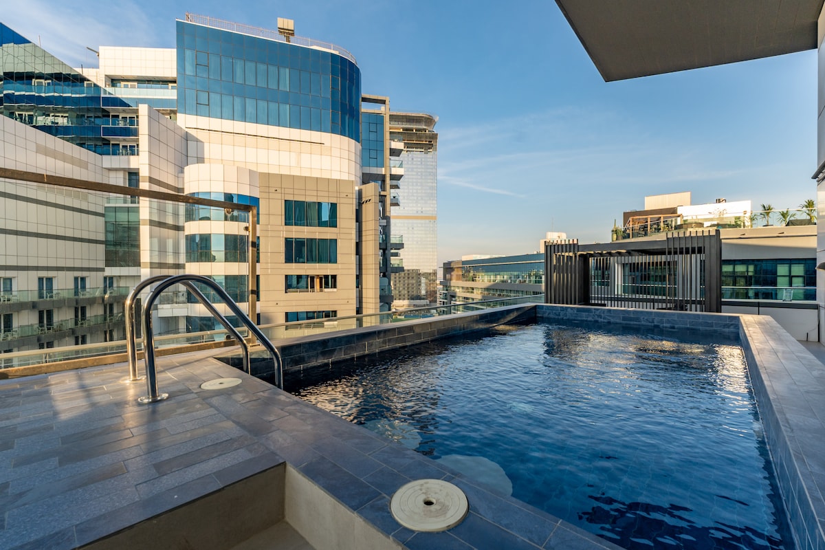 4BR Palm Penthouse: Private Pool & Beach Access - 2