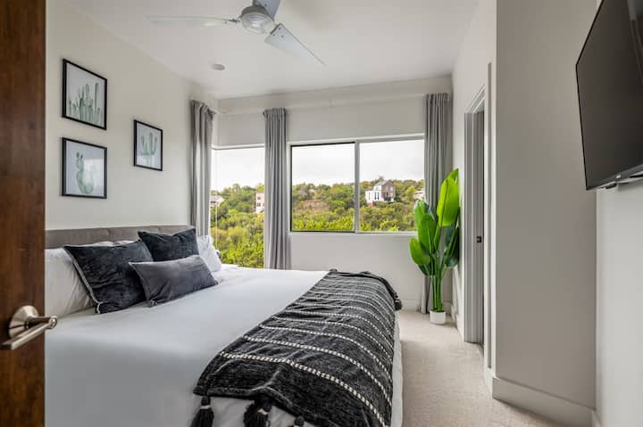 חדר שינה שקט עם מצעים מפנקים ונופים מרהיבים