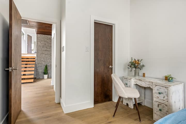 חדר שינה נעים לאורחים עם שולחן, מושלם לעבודה או לקריאה