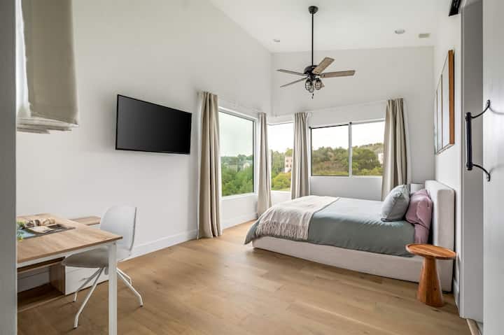 חדר שינה ראשי שקט עם מיטת קינג סייז ונופים מרגיעים